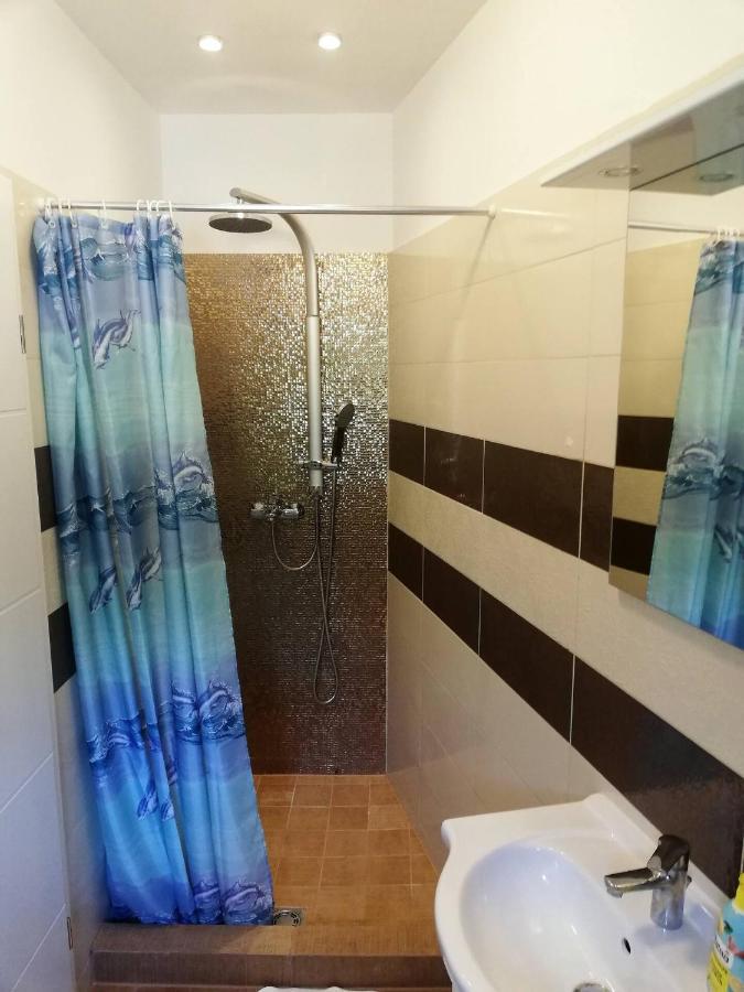 Dina Apartman *